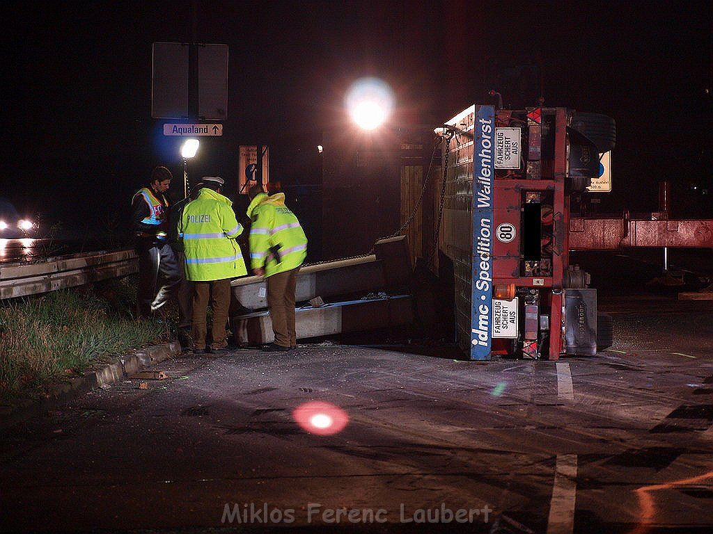 LKW umgestuerzt Koeln Fuehlingen Industriestr P212.JPG